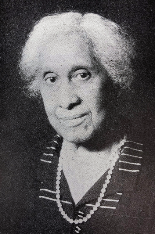 Black and white headshot of Elizabeth Lindsay Davis 